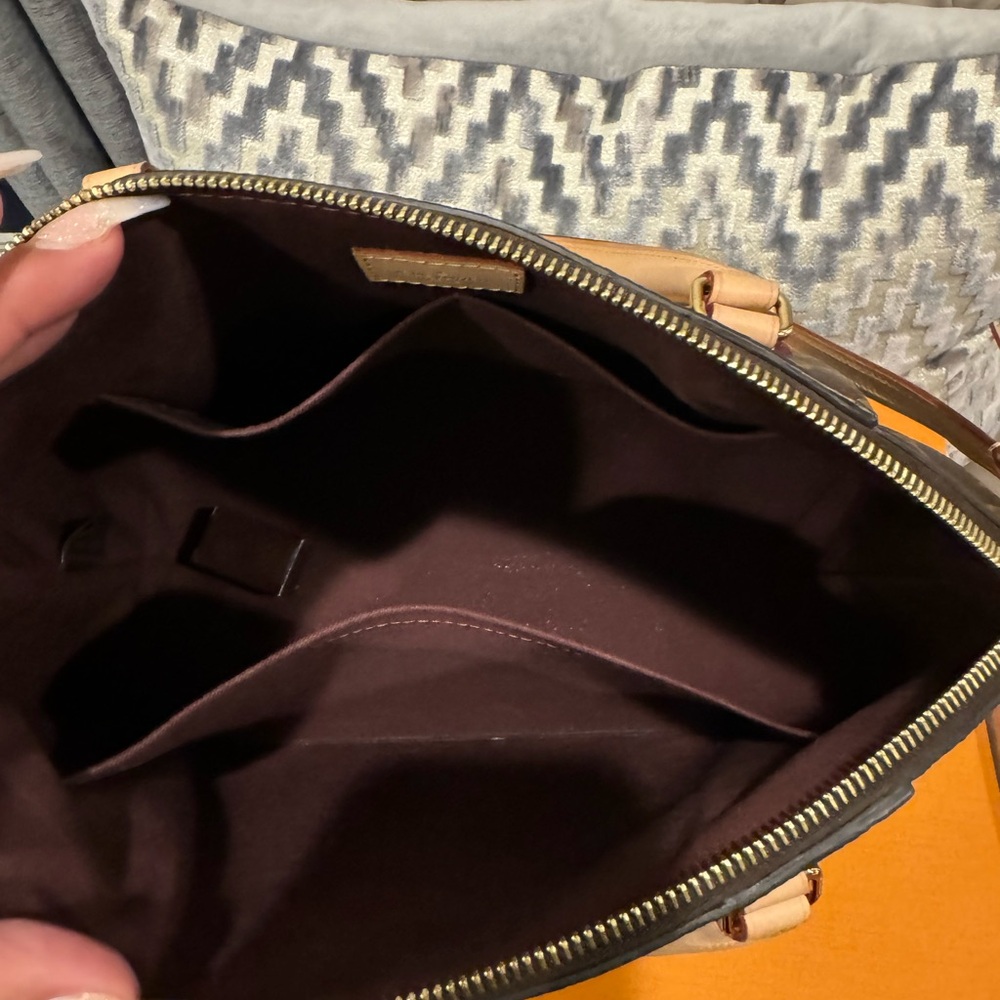 Louis Vuitton Rivoli NV MM - Picture 6 of 16